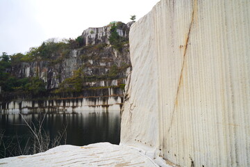 石切山脈（いしぎりさんみゃく）は日本の茨城県笠間市にある日本最大の稲田石の採石場。