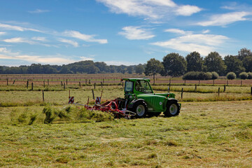 Trecker mit Heuwender