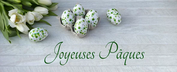 Tapeten Carte de Pâques : œufs de Pâques avec fleurs et texte Joyeuses Pâques  © Racamani