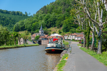 Hausboote auf dem Rhein-Marne-Kanal bei Lutzelbourg. Department Mosel in der Region Lothringen in...