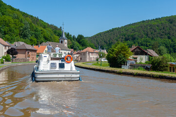 Hausboote auf dem Rhein-Marne-Kanal bei Lutzelbourg. Department Mosel in der Region Lothringen in...