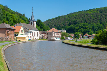 Hausboote auf dem Rhein-Marne-Kanal bei Lutzelbourg. Department Mosel in der Region Lothringen in Frankreich