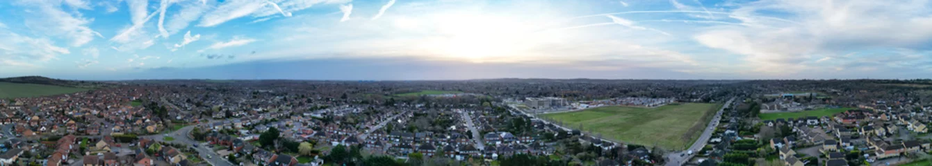 Deurstickers High Angle Panoramic view of East Luton City of England during Sunset. Luton, England UK. Feb 19th, 2024 © Nasim