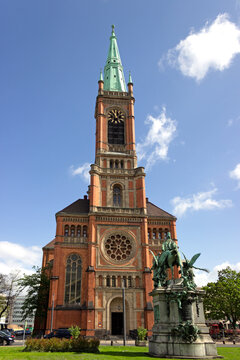 Evangelische Johanneskirche mit Kaiser-Wilhelm-Denkmal in Düsseldorf Innenstadt