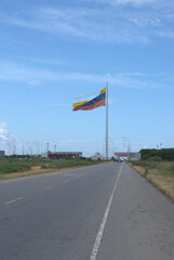 Fototapeta premium Alla a lo lejos la bandera como simbolo.