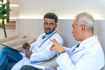 Obraz premium Two doctors sitting and talking