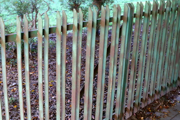 Obraz premium A fence in a city park in northern Israel.