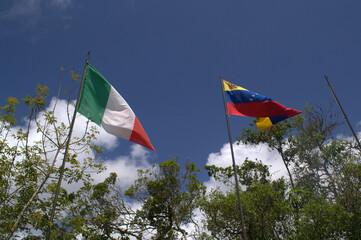 Simbolos que unen a los pueblos,esas son las banderas.