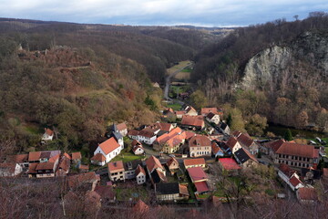 Blick von oben vom Berg aus auf die Stadt Stolberg (Harz), Harz, Südharz, Sachsen-Anhalt, Häuser, Wald, Tal,  Kirche, Deutschland, Europa