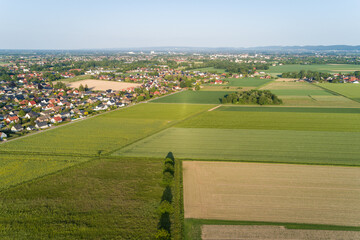 Luftaufnahme von Feldern mit einer Kleinstadt im Hintergrund