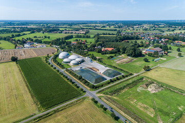 Fototapeta na wymiar Biogasanlage mit Feldern und Siedlung aus der Luft, Deutschland