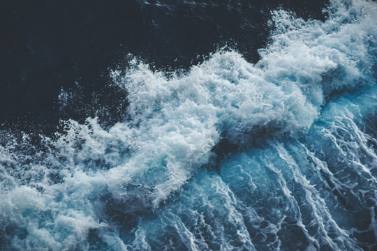 Ovean water wave with bubbles 