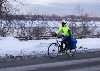 Femme à vélo par un matin d'hiver - 740814891