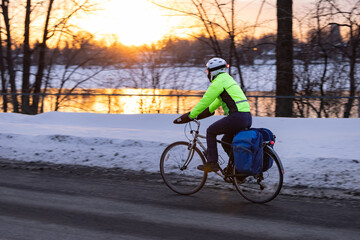 Femme à vélo par un matin d'hiver - 740815003