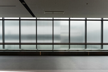 空港の廊下よ真横から