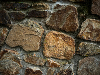 imagen detalle textura pared de piedras de distintas formas y tamaños con las juntas de cemento 