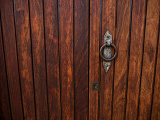 imagen detalle textura puerta de madera con el pomo de hierro
