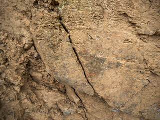 imagen detalle textura piedra cubierta de barro seco con una grieta grande en medio 