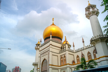Fototapeta na wymiar Masjid Sultan (Sultan Mosque) and Bussorah Pedestrian Mall at Kampong Glam