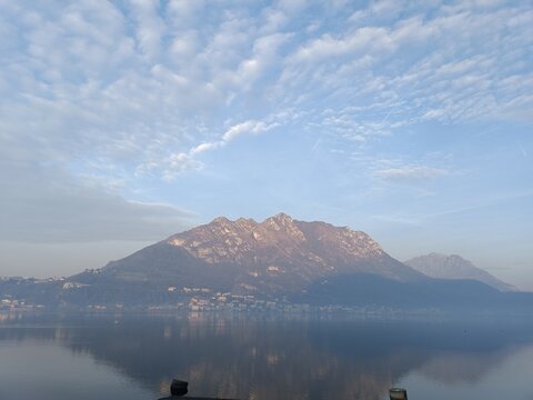 Il monte si erge sul lago