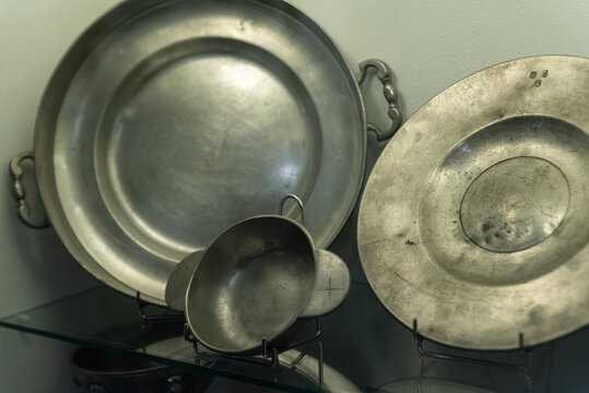 Serock, Polska - 13 maja 2023: Ancient Ceramic and Metal Vessels Exhibition with Everyday Artifacts