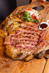 Bistecca di carne di manzo cotta alla brace con cottura al sangue, perfettamente scaloppata e...