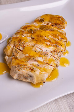 Petto di pollo cotto a bassa temperatura e poi finito sulla brace servito con salsa agrodolce e contorno di patate al forno in una braceria