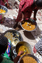 La préparation du repas à base de riz et de viande dans une famille à Dakar au Sénégal
