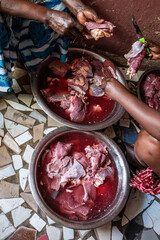 La préparation du repas à base de riz et de viande dans une famille à Dakar au Sénégal