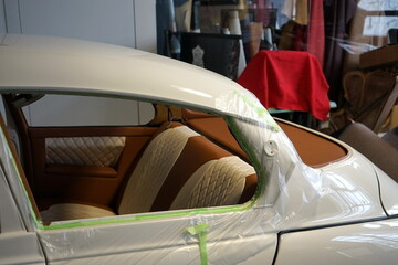 Restaurierte schwedische Limousine der Sechzigerjahre mit neuem Luxus Interieur bei Sonnenschein in...