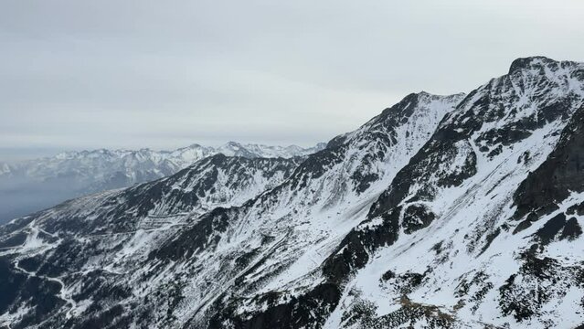 Montagnes enneigées - Piste de ski