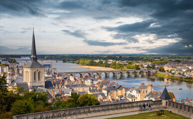 Paysage des bords de la Loire traversant la ville de Saumur en Anjou, France.