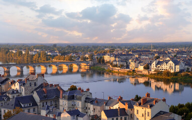 Paysage des bords de la Loire traversant la ville de Saumur en Anjou, France.