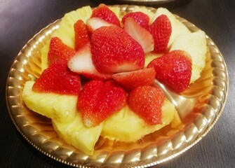 パイナップルと苺の果物プレート