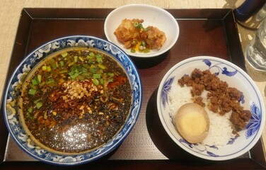 黒担々麵と魯肉飯のランチセット