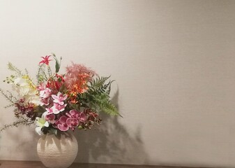 花瓶に生けられた花と壁、コピースペースあり