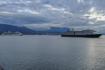 Holland America Kreuzfahrtschiff Noordam geht auf Alaska-Kreuzfahrt von Vancouver, Kanada - HAL luxury cruiseship cruise ship liner sailing into Vancouver, BC	