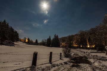 Vista panoramica di un ambiente di montagna innevato, vicino a Tarvisio, in Friuli Venezia Giulia,...