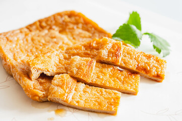 カットした油揚げの煮物