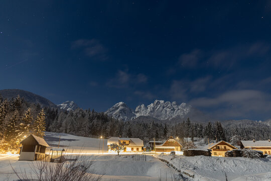 vista panoramica su una catena di montagne ed un paesaggio completamente innevato, vicino a Tarvisio,  in Friuli Venezia Giulia, durante una notte, in inverno