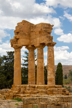 Ruinas de Akragas, Agrigento, Sicilia, Templo dei Dioscuri o de Castore e Polluce, cielo e nubes