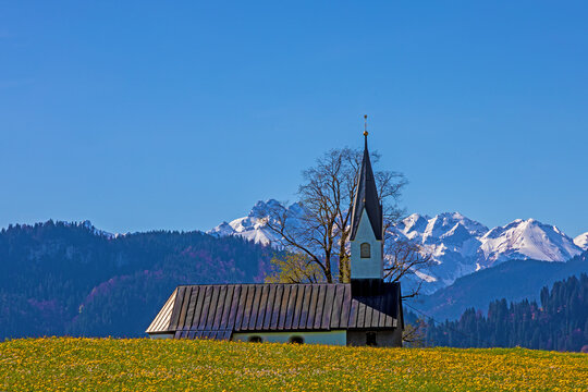Allgäu - Kapelle - Bolsterlang - Kirche - Berge - Löwenzahn
