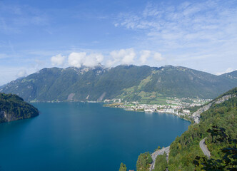 Herrlicher Ausblick von Morschach und dem Ingenbohlerwald auf den Vierwaldstättersee mit türkisfarbenem Wasser. Morschacherstraße, Axenstraße und der Eingangstunnel zur Stadt Brunnen