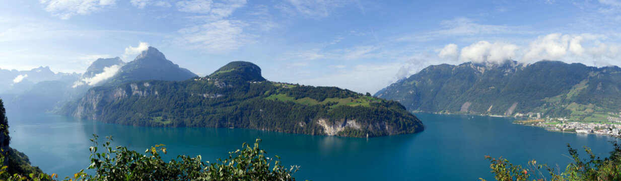 Vierwaldst&auml;ttersee und Urnersee  in Schweiz gesehen von Morschach. Dorf Seelisberg, der Schillerstein-Felsblock und Treib. Nach rechts die Stadt Brunnen und Ingenbohl am Fu&szlig;e des Rigi Hochflue