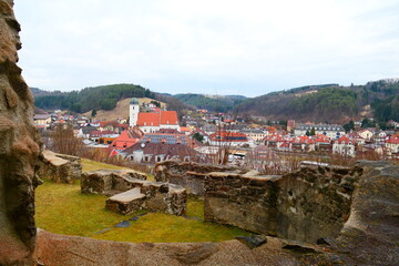 Kirchruine Liebfrauenkirche mit Blick auf Kirchschlag in der buckligen Welt