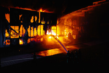 Engulfs Building in Devastating Fire