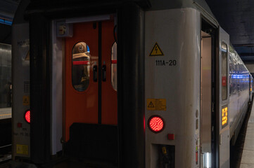 Pociąg osobowy stojący na stacji kolejowej czekający na wsiadających pasażerów. - obrazy, fototapety, plakaty