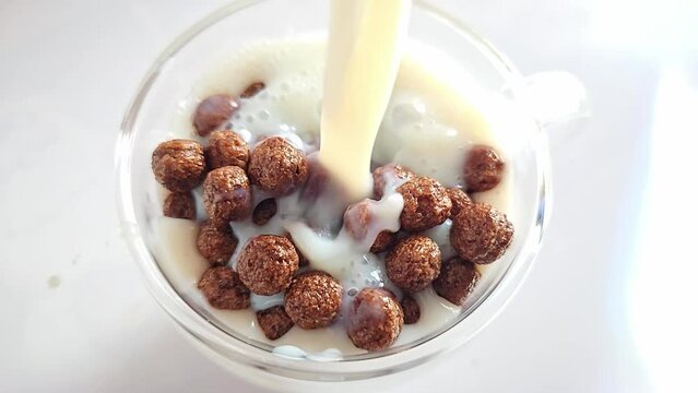 Cereal de chocolate, cereal de chocolate caindo em uma xicara de vidro,  foco seletivo, 4k.