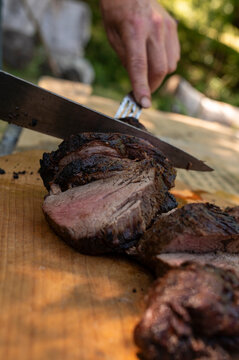 Cutting a piece of Argentine meat to be served during the traditional barbecue.