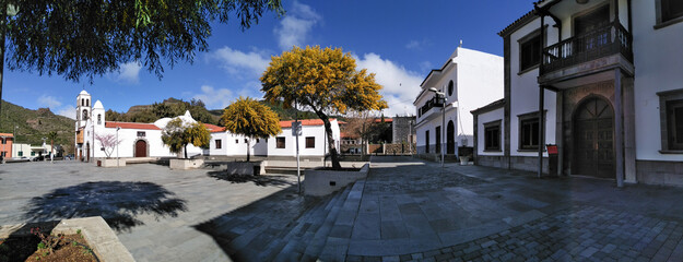 Santiago del Teide: Church square and typical houses.
